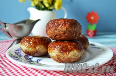 Сочные, нежные и очень вкусные курино-говяжьи котлеты подать на стол с любым гарниром или со свежими овощами.
