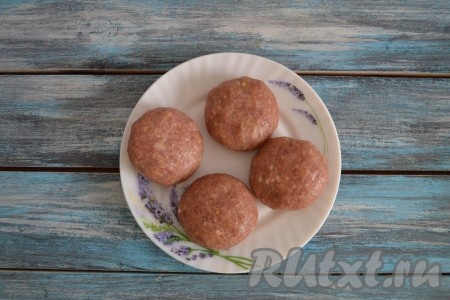 Сформировать из получившегося курино-говяжьего фарша котлетки одинакового размера.
