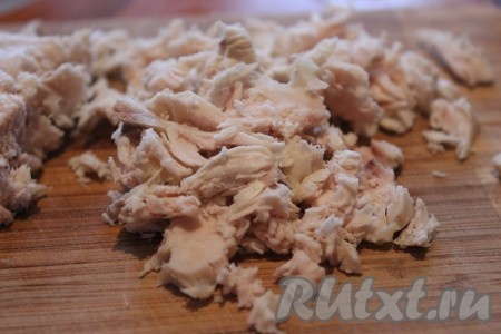 Куриное филе вымыть, выложить в кастрюлю, залить холодной водой, довести на сильном огне до кипения, посолить и варить на небольшом огне, примерно, 15-20 минут (до готовности), затем остудить, разобрать на волокна или нарезать небольшими брусочками.