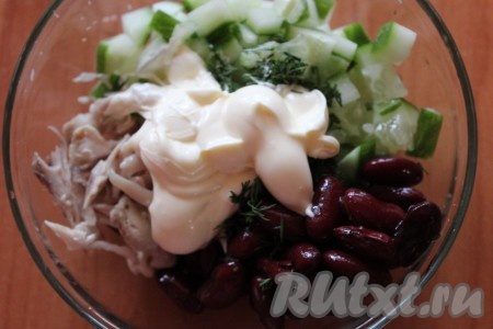 Соединить фасоль, куриное филе, зелень и огурцы, тщательно перемешать. Салат лучше заправлять майонезом непосредственно перед подачей на стол.
