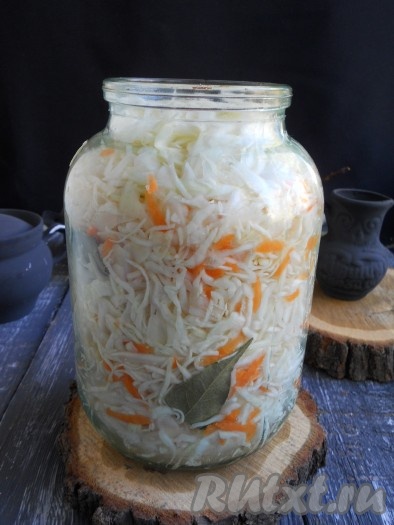 Капусту следует хорошенько утрамбовывать и наполнить банку до самого верха. Влить сверху растительное масло.
