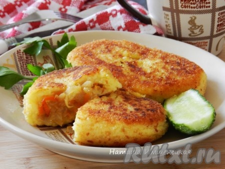 Очень вкусные, аппетитные, мягкие картофельные зразы с капустой, приготовленные на сковороде, к столу подавать горячими.