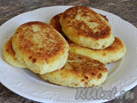 Готовые зразы переложить со сковороды на тарелку. Постепенно пожарить все зразы.