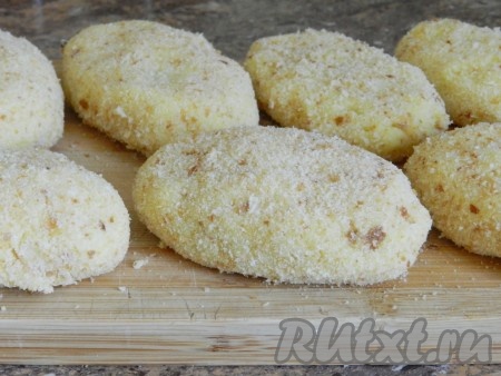 Сформированные зразы обвалять со всех сторон в панировочных сухарях (или в муке).