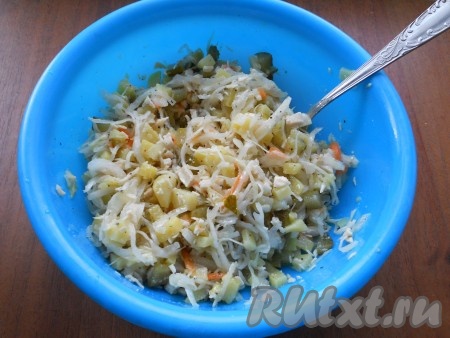 Заправить салат подсолнечным маслом, тщательно перемешать.