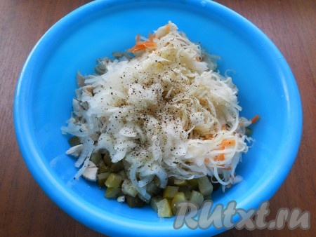 В салат из курицы, огурца и картошки добавить замаринованный лук, отжатый от лишнего маринада, и квашеную капусту. Посолить и щедро поперчить.