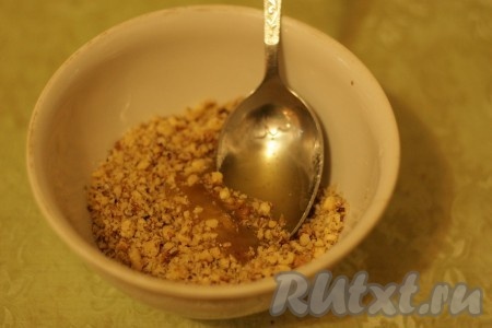 Добавить мед, перемешать.