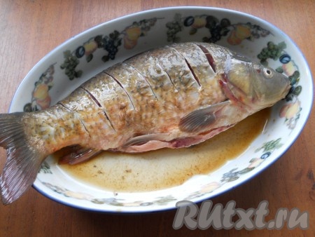 Смешать лимонный сок с соевым соусом и хорошо натереть этой смесью рыбу со всех сторон и внутри. Оставить рыбу в прохладном месте на 1 час.