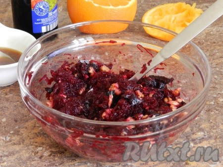 Заправить салат приготовленной апельсиновой заправкой, перемешать, переложить в красивую посуду и подавать.
