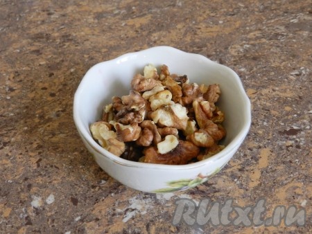  Очищенные грецкие орехи обжарить на сухой сковороде (обжаренные имеют более насыщенный аромат и вкус).