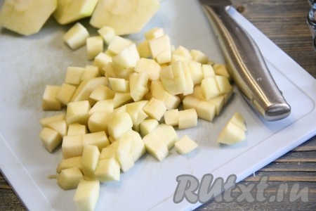 Яблоки вымыть, очистить от кожицы и нарезать средними кубиками.