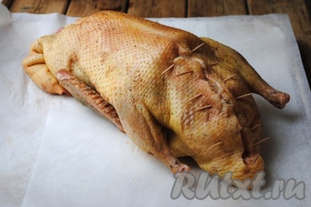 Чтобы начинка во время выпекания не выпала, нужно зашить или скрепить зубочистками брюшко утки. 