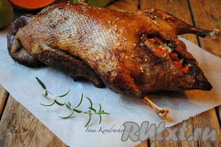 Вкусная, ароматная утка, запеченная с тыквой в духовке, готова. Разрезать её на порционные кусочки и подать на стол с кусочками тыквы и груш. 