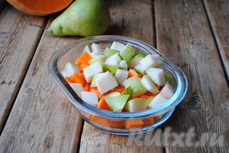 Утку промыть под холодной проточной водой, обсушить бумажным полотенцем. Утку внутри и снаружи хорошо натереть солью и перцем, взбрызнуть растительным маслом. Тыкву, очищенную от кожуры и семян, и груши нарезать средними кусочками, смешать с розмарином и хорошо перемешать получившуюся начинку.&nbsp;
