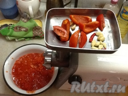 Прокрутить через мясорубку перец, помидоры, острый перчик и чеснок.
