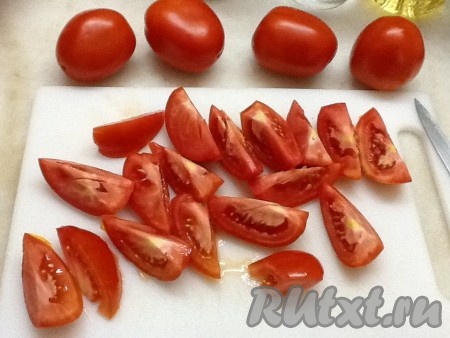 Помидоры нарезать на кусочки.
