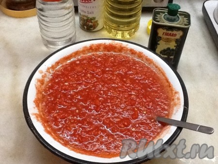 Перемешать аккуратно полученную смесь и добавить соль, сахар, уксус (или сок лимона), растительное масло.