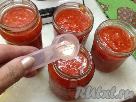 Разложить по баночкам и сверху налить по ложечке масла - так аджика будет лучше храниться!