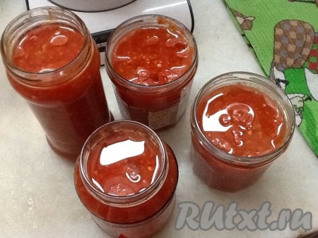 Разложить по баночкам и сверху налить по ложечке масла - так аджика будет лучше храниться!