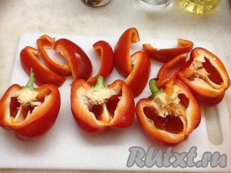 Перец нарезать на кусочки.