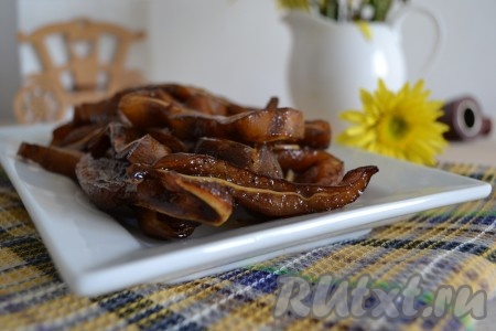 Аппетитные, ароматные, хрустящие и солоноватые свиные уши выложить на тарелочку и подать на стол. Они вкусны как в теплом, так и в остывшем виде. Отличная закуска, которая замечательно подходит к пиву.
