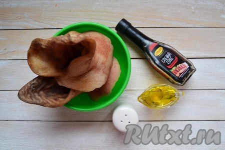 Подготовить необходимые ингредиенты для приготовления свиных ушей к пиву