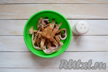 Всыпать к свиным ушам соль со специями. С солью не переборщите, так как соевый соус достаточно соленый. И остроту ушек регулируйте под свой вкус.
