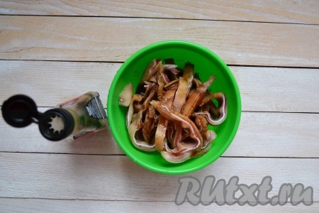 Залить уши соевым соусом, все тщательно перемешать. Накрыть крышкой и отправить в холодильник минимум на 3 часа. За это время нужно 2-3 раза перемешать свиные уши.
