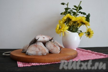 Рыбу выпотрошить, промыть, обсушить и нарезать кусочками толщиной, примерно, по 4 см. Минтай лучше резать, когда он еще не полностью растаял.&nbsp;
