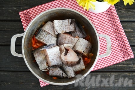 Рыбку посолить и выложить на овощи.
