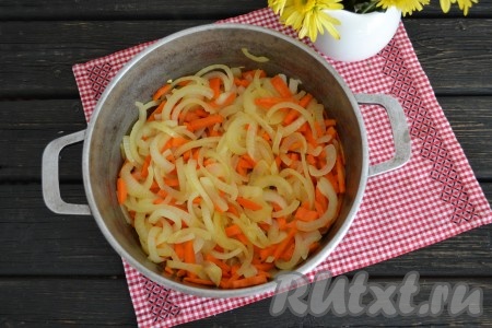 В казан, сковороду или толстостенную кастрюлю влить растительное масло и прогреть его 1 минуту. Всыпать морковь с луком и обжарить их 2-3 минуты, иногда помешивая, до прозрачности лука.
