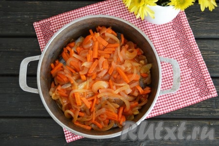 Сверху выложить овощи, которые откладывали. Влить воду, накрыть крышкой и тушить минтая с морковью и луком на самом слабом огне 30-35 минут.
