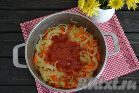 К обжаренным овощам добавить томатную пасту, соль, черный молотый перец и паприку, перемешать всю массу. Половину овощей отложить.
