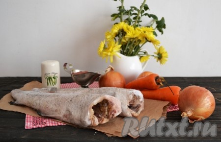 Подготовить необходимые ингредиенты для приготовления минтая, тушеного с морковью и луком. 