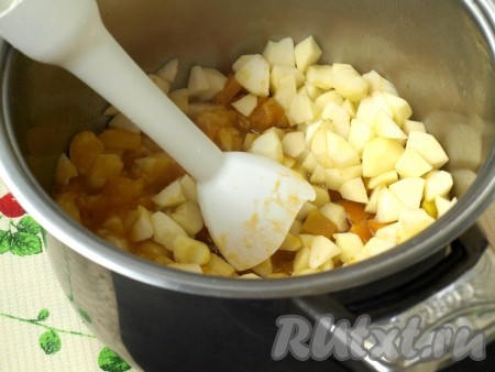 Затем содержимое в горячем состоянии пробить в пюре с помощью погружного блендера.