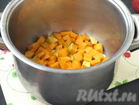 Поместить тыкву в кастрюлю и налить воду. Кастрюлю поставить на огонь, накрыть крышкой и варить на небольшом огне 10-12 минут.

