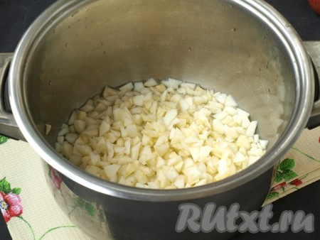 Яблоки мелко нарезаем, складываем в кастрюлю, наливаем воду. Ставим кастрюлю на огонь, накрываем крышкой и варим на небольшом огне 20-25 минут (до мягкости яблок).
