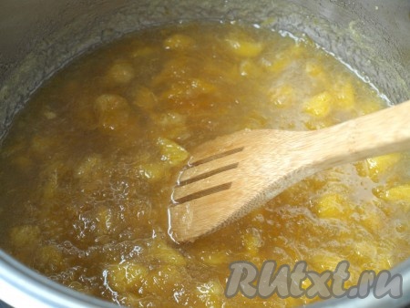 Варим яблочно-апельсиновый джем при открытой крышке до желаемой густоты. Я варила 20 минут, помешивая.
