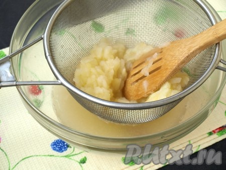 Далее протираем яблоки сквозь сито.
