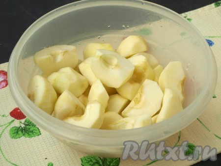 Яблоки взвешены не очищенные. Их разрезаем, удаляем сердцевины, снимаем шкурку.
