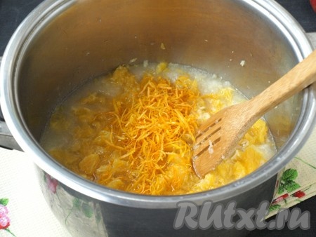 Протёртое пюре возвращаем в кастрюлю, добавляем сахар, кусочки апельсина и цедру.
