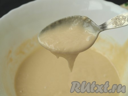 Тесто для панкейков на воде должно получиться, как на фото, похожим на сметану средней густоты.
