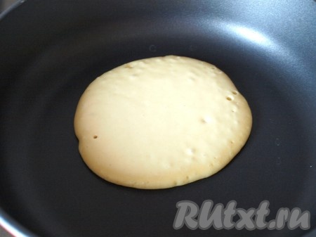 В центр хорошо разогретой сухой сковороды наливать по 3 столовые ложки теста. Дождаться, пока вся поверхность панкейка затянется, затем перевернуть.
