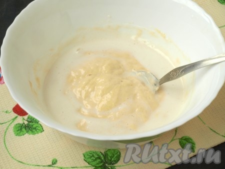 Яичный белок взбить с сахаром до побеления. В тесто добавить оливковое масло, перемешать и добавить взбитый белок.
