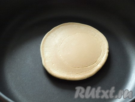 Подрумянить с другой стороны. Эти панкейки получаются светленькими, слегка румяными.
