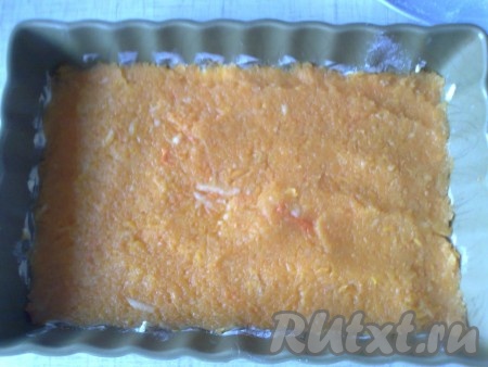 сверху раскладываем 1/3 смеси тыквы и яблок.
