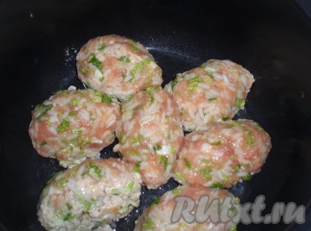 Мокрыми руками сформировать котлетки желаемой формы, выложить их в чашу мультиварки.