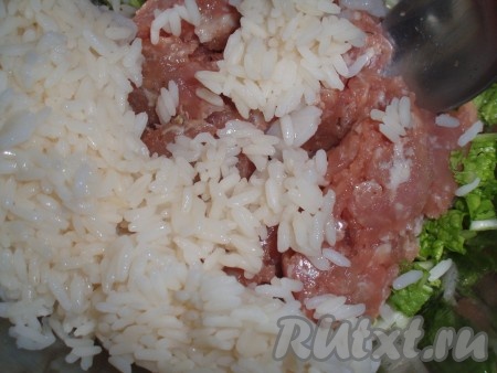 К пекинской капусте выложить мясной фарш и предварительной отваренный рис. &nbsp;
