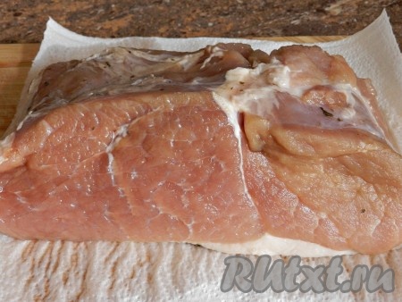 Затем достать свинину из рассола, обсушить бумажными полотенцами.&nbsp;
