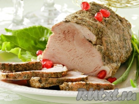 Буженину можно подавать как в горячем, так и в холодном виде. Если планируете подавать холодной, рекомендую остужать мясо, не разворачивая фольгу.
